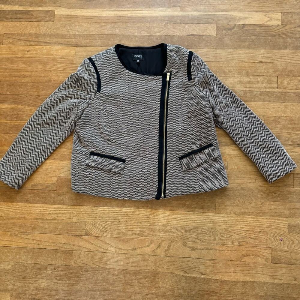 Jones New York black tan chevron print front side zip jacket size 18
 b11